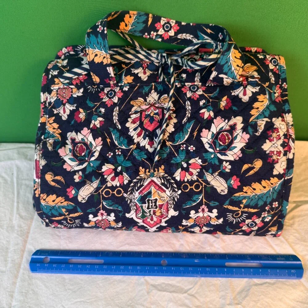 Vera Bradley 'Home to Hogwarts' Shower/Travel/Cosmetics Hanging Bag - Picture 8 of 9